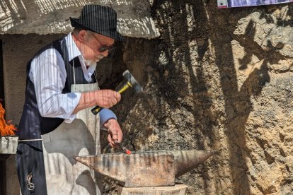 \'Juan Barato\' hace una muestra de como era el trabajo de la fragua en la época.