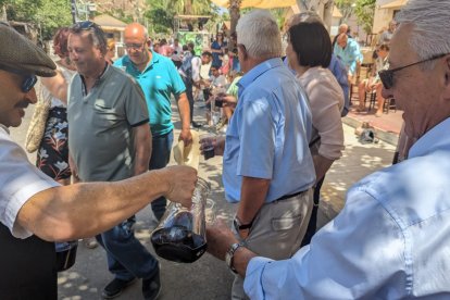 Francisco Orduña reparte vino entre los asistentes.