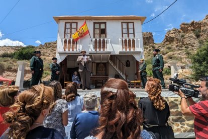 El pregonero anuncia la resolución del pleito de las canteras el 1 de diciembre de 1947.