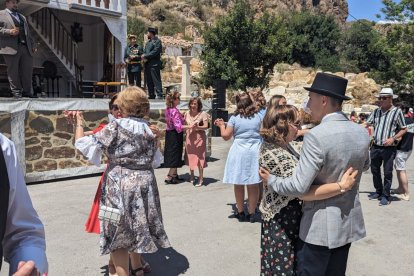 !Que corra el vino¡, así celebraron los asistentes el fin del pleito entre canteros y caciques.