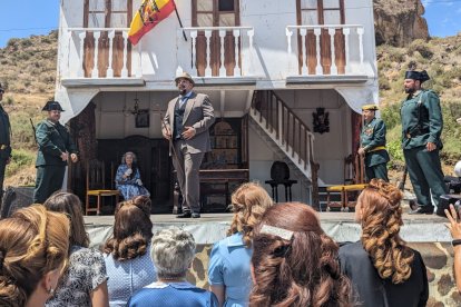 Maximiliano Martínez, alcalde de la época anuncia a sus vecinos el triunfo de los canteros y reparte vino y anís para todos.