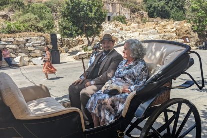 El alcalde Maximiliano Martínez llega en carreta de caballos hasta el Ayuntamiento.