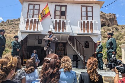 Maximiliano Martínez, alcalde de la época anuncia a sus vecinos el triunfo de los canteros y reparte vino y anís para todos.