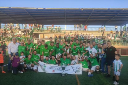 Foto de familia del Huércal con el alcalde Ismael Torres.