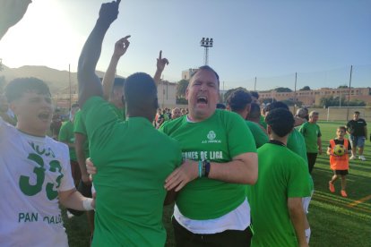 Fiesta en el campo al final del partido ante La Cañada. 