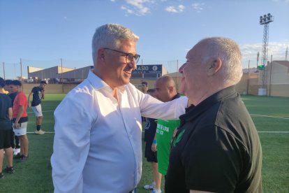El alcalde de Huércal de Almería, Ismael Torres, dando la enhorabuena por el ascenso. 