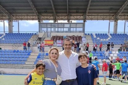 Isra Polo con su familia tras conseguir el ascenso.