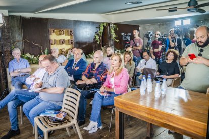 Aspecto general de la sala con periodistas e invitados.