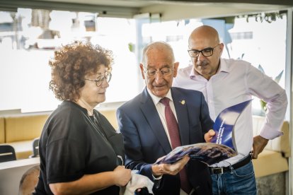 Amat, con el programa electoral del PP entre sus manos.