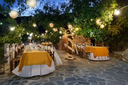 Decorados los exteriores para la celebración de una boda.