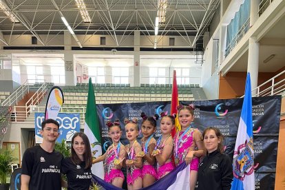 La bandera de Roquetas se desplegó en Motril.