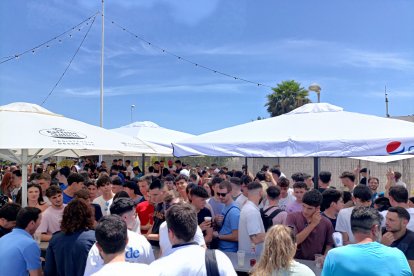 Vista general de los asistentes a la cervezada