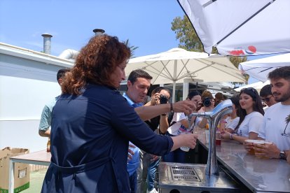 María del Mar Vázquez y Javier Aureliano García estuvieron sirviendo cerveza a los más jóvenes