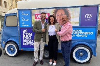 Desde la izqueirda, Ramón Fernández-Pacheco, María del Mar Vázquez y Luis Rogelio Rodríguez-Comendador.