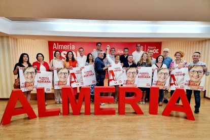 Foto de familia del PSOE en la capital, donde repite Adriana Valverde.