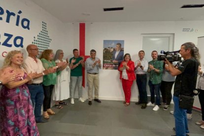 Pegada de carteles de Almería Avanza, con Miguel Cazorla al frente.