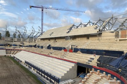El inicio de las obras ampliando el aforo de los graderíos.