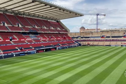 Ese fondo se amplió hasta ponerse a la altura de la grada principal.