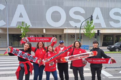 Un grupo de aficionados del Almería antes del encuentro ante el equipo rojillo.