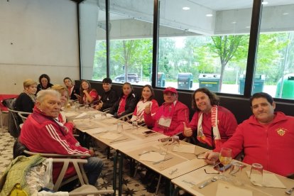 La hora de reponer fuerzas para animar al equipo de Rubi en El Sadar.