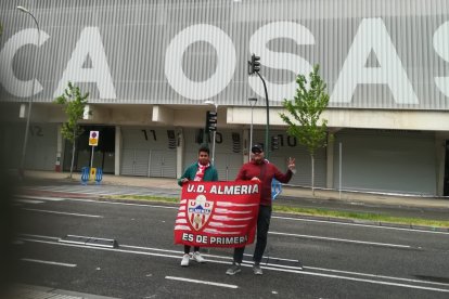 Puro sentimiento rojiblanco del Almería en Pamplona: Mohamed y Fernando.