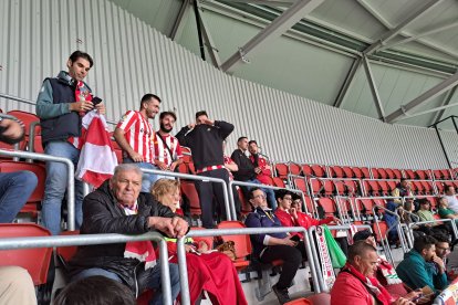 La afición del Almería ubicada en la zona visitante. 