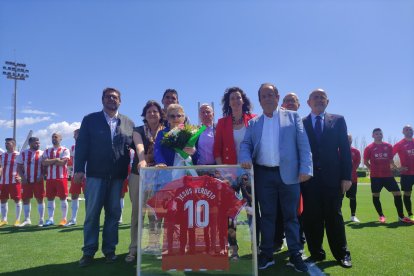 Foto de familia en la hierba del campo Anexo del Estadio de los Juegos Mediterráneos en un Memorial para recordar a un grande del fútbol.