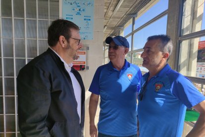 Jesús Verdejo hijo saluda los técnicos del Cieza. 