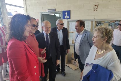 La alcaldesa de Almería saluda a la viuda de Jesús Verdejo. 