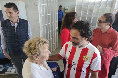 Ortiz Bernal saluda a la viuda de Jesús Verdejo. 