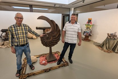 Hilario y Mateo posan en la sala principal de su exposición, \'Escultura, soldadura y reciclaje\'.