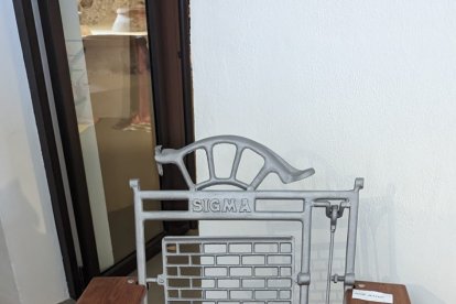 Restos de máquinas de coser antiguas, transformadas en una silla.