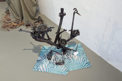 Un árbol seco con nidos.