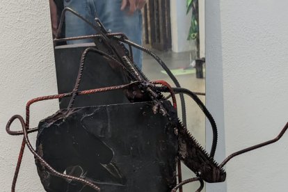 Una cara, mezcla metal con pizarra.