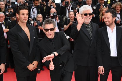 Jason Fernández y Ethan Hawke, actores del corto, Pedro Almodóvar, su director, y Anthony Vaccarello, productor, este miércoles en Cannes.