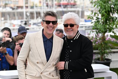 Ethan Hawke y Pedro Almodóvar posan en la presentación de \'Extraña forma de vida\' en el Teatro Debussy durante el Festival de Cine de Cannes.