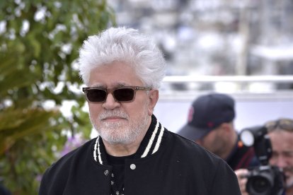 El director español Pedro Almodóvar posa en la presentación de su nuevo cortometraje.