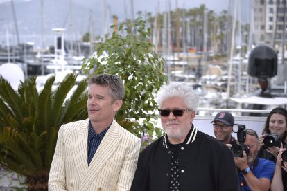 El actor norteamericano Ethan Hawke y el director español Pedro Almodóvar.