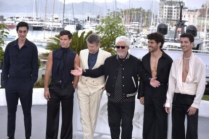 El actor George Stean, el actor español Jason Fernández, el actor norteamericano Ethan Hawke, el director español Pedro Almodóvar, el actor portugués Jose Condessa y el actor español Manu Ríos, en Cannes.