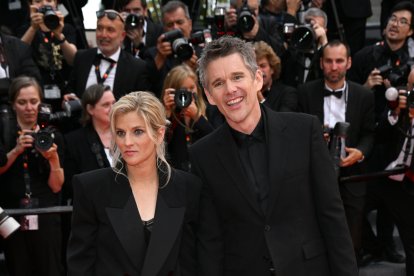 Ryan Shawhughes-Hawke y Ethan Hawke en la alfombra roja de Cannes.