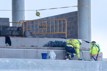 Operarios trabajando a diario en el campo bermellón.
