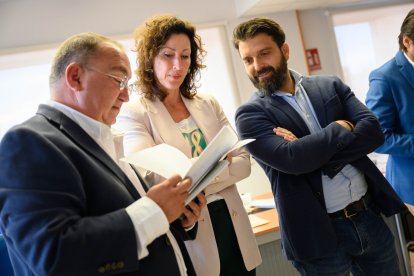 Repasando detalles del debate Simón Ruiz, redactor jefe, María del Mar Vázquez y Juan Francisco Rojas.