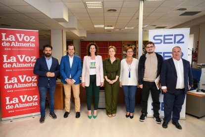 Foto de familia de los candidatos con Antonia S. Villanueva y Simón Ruiz, subdirectora y redactor jefe.