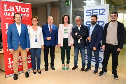 Los candidatos, con el director de La Voz y Cadena SER, Pedro M. de la Cruz, y el moderador, Javier Romero.