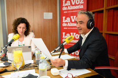 Preparados para el inicio del debate.