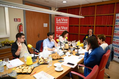 Candidatos y moderador.