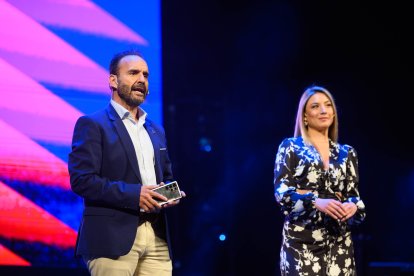 Los presentadores de la gala, Rafa López y Mónica Aldehuela.