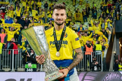 El futbolista de roquetas de mar posa con la Europa League tras la final ante el Manchester United.