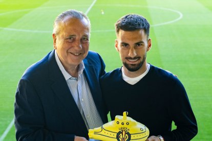 Fernando Roig, presidente del Villarreal, con Álex Baena en La Cerámica. 