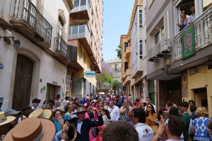 Una multitud tras el Simpecado de la Hermandad del Rocío de Almería.